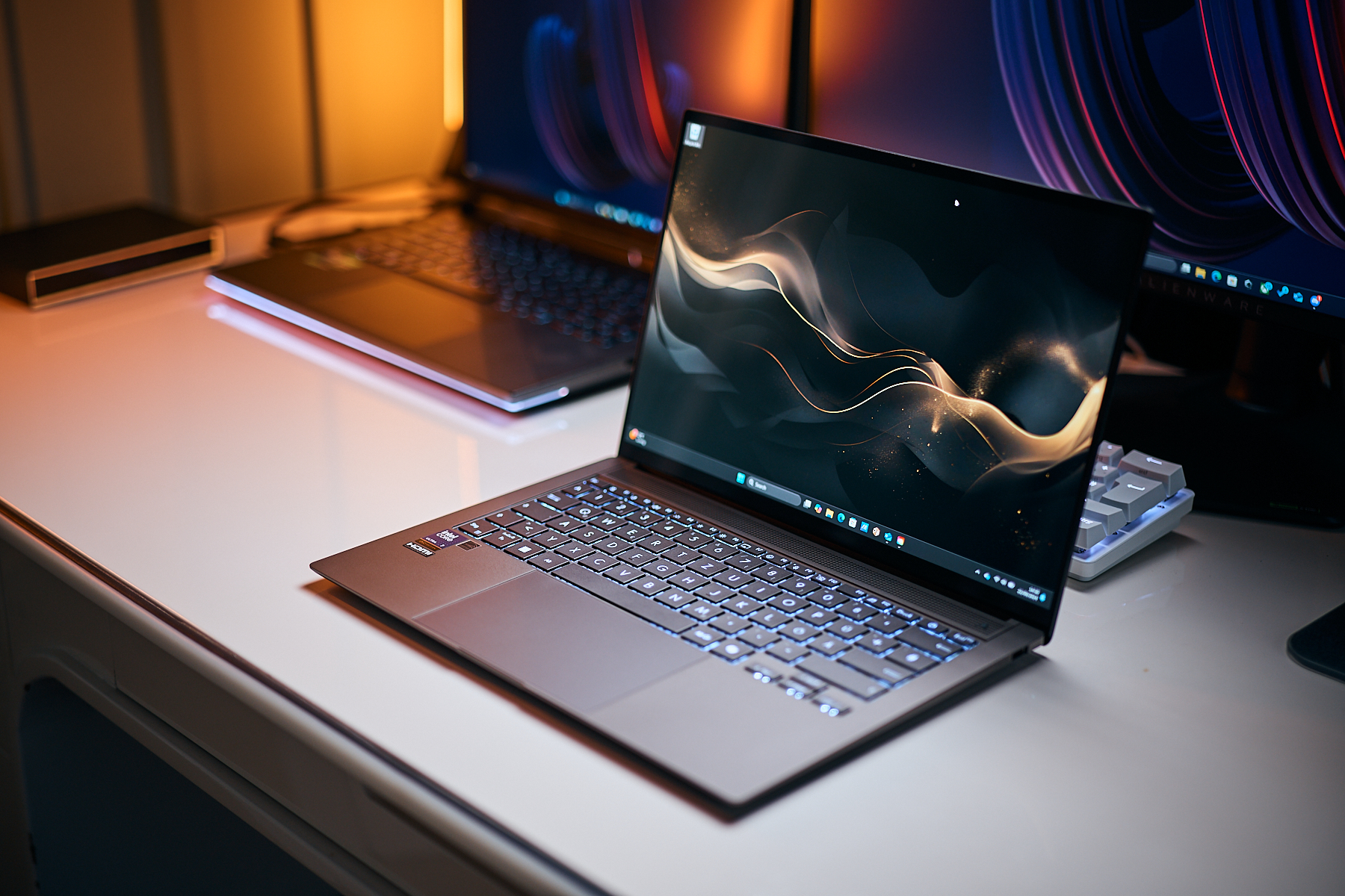 Ein dünner, moderner Laptop aufgeklappt auf einem Schreibtisch